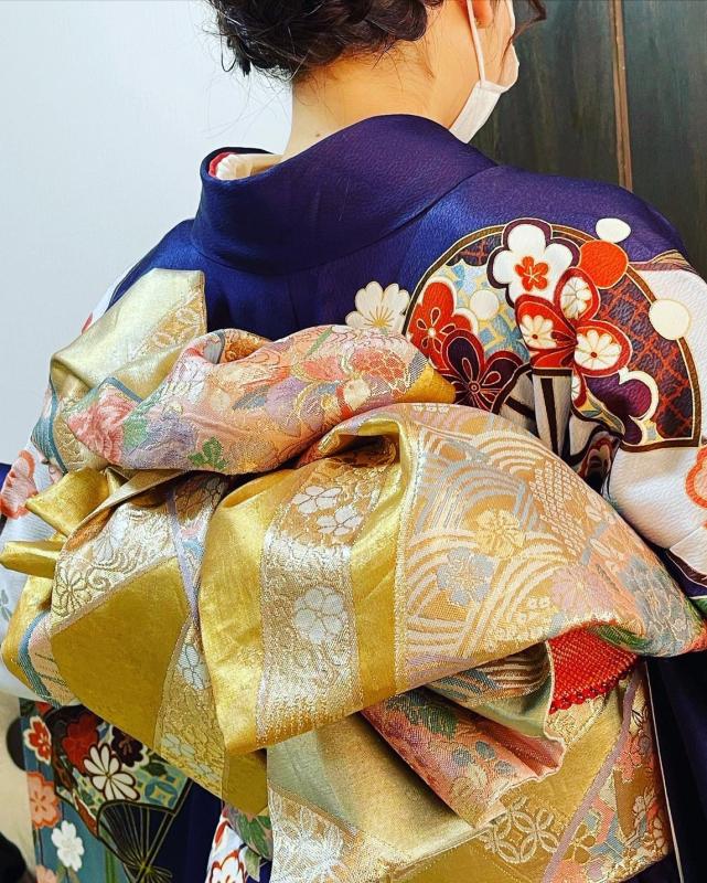 お母様の帯なのでしっかりしています。大き目のお羽根で華やかに！！