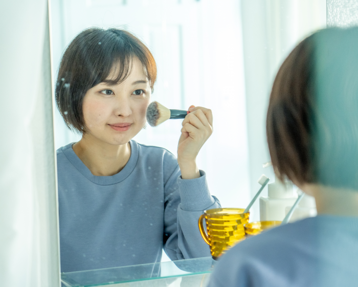 洗面所でお化粧する女性