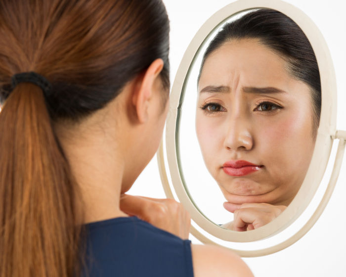 悩む女性