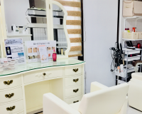 <span style='color:#ffb22e;'><span style='font-size:0.8em;'>ご来店の方は、こちらの美容室にご来店ください。
白を基調にした大きな三面鏡のある相談室でお待ちしております。</span></span>