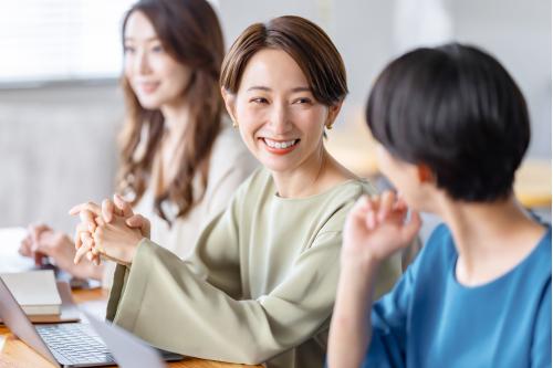 seminarを受ける3人の女性
